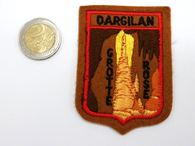 P1020042 Ecusson brodé ville DARGILAN grotte rose