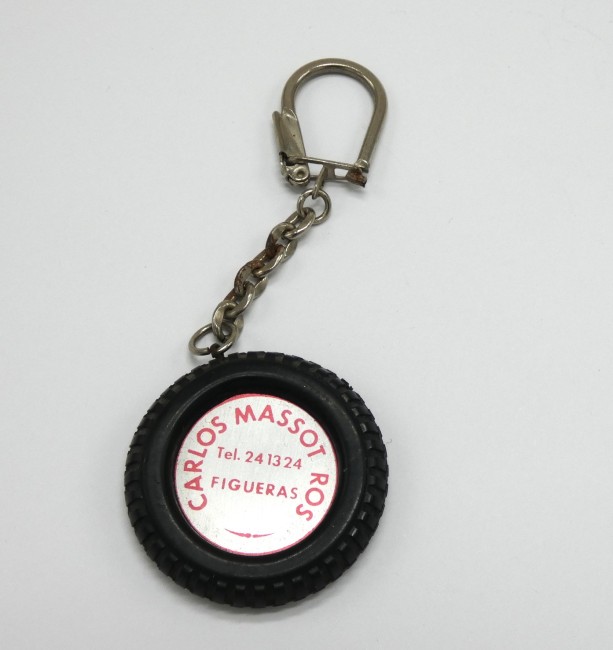 P1050965 Ancien Porte clé pneu publicitaire ANIS BARCINO