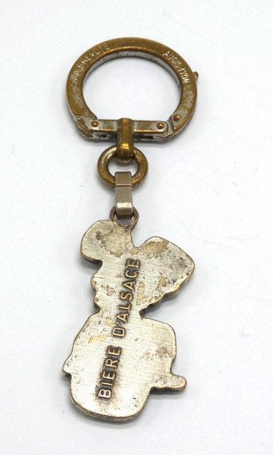 Ancien porte clé métal Augis bière Alsace pêcheur sur tonneau 