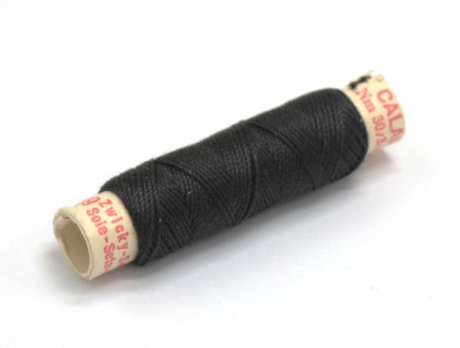 une bobine fil de soie Calanda gris foncé 1009