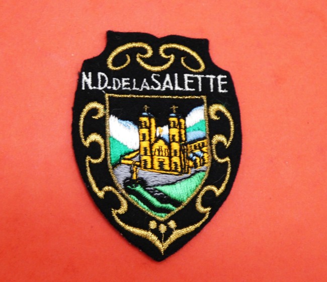 P1110811 Ecusson meresse brodé N.D de La Salette