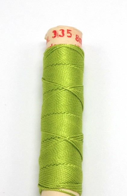 Une bobine de fil de soie à broder Gutermann C 335 - vert