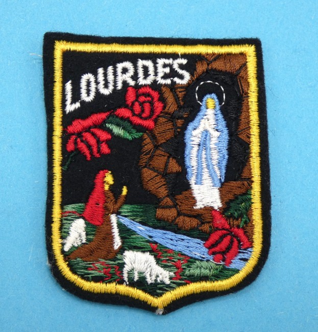 P1040501 Ecusson brodé Lourdes vierge Marie