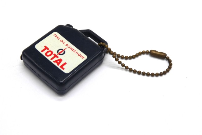 P1050180 Porte clé ancien bidon TOTAL Fuel Oil domestique
