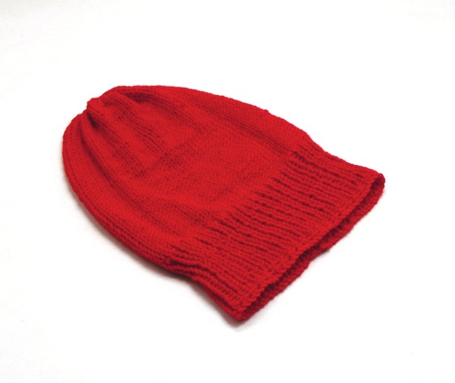 P1100978 bonnet rouge tricoté main unisexe ( Homme ou femme )