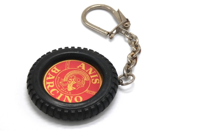 P1050970 Ancien Porte clé pneu publicitaire ANIS BARCINO