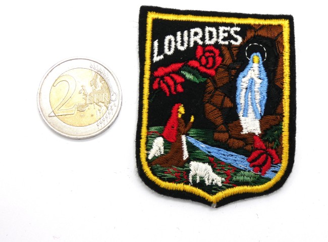 P1040499 Ecusson brodé Lourdes vierge Marie