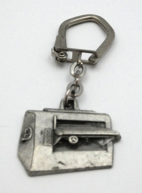 P1050227 Porte clé métal machine à travailler le bois