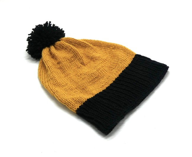 P1100966 Bonnet noir et moutarde avec pompon unisexe pour homme ou femme tricoté main