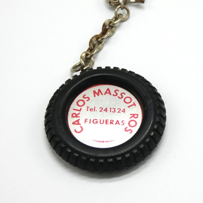 P1050966 Ancien Porte clé pneu publicitaire ANIS BARCINO