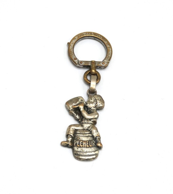 Ancien porte clé métal Augis bière Alsace pêcheur sur tonneau 