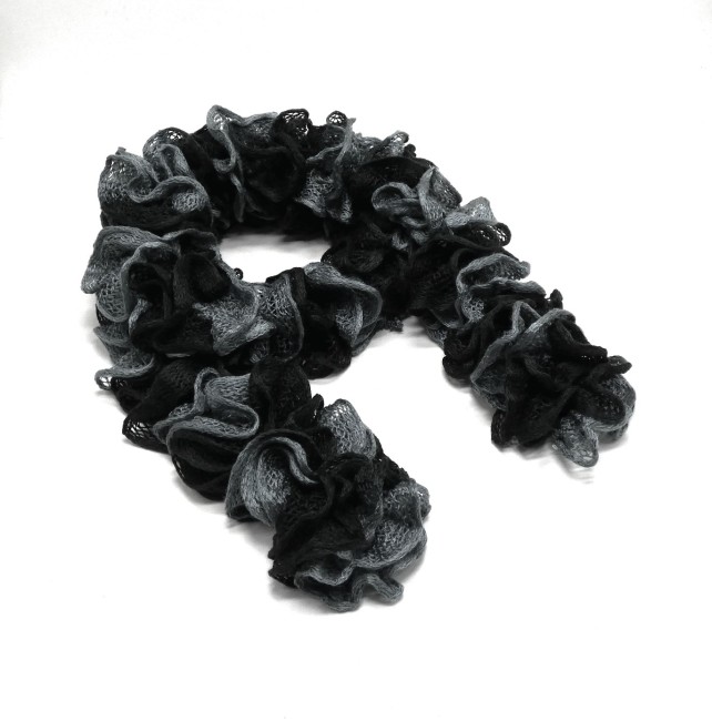 P1050049 Echarpe femme noir & grise froufrou