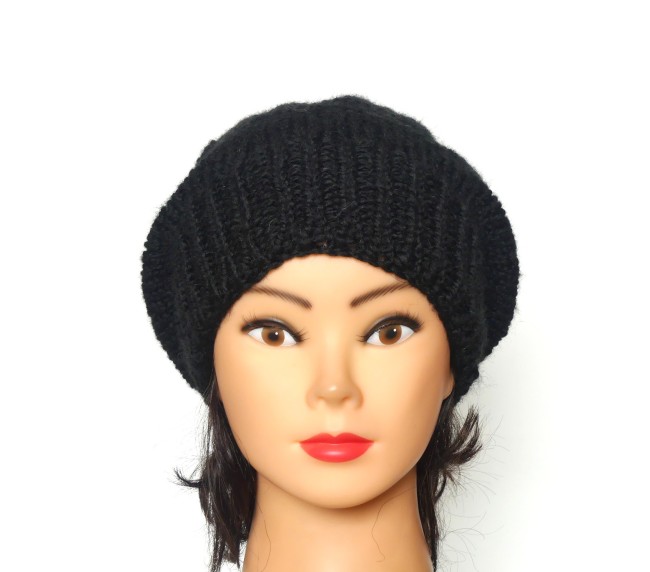 Béret noir pour femme en laine Bergère de France Alaska doux et chaud tricoté main 