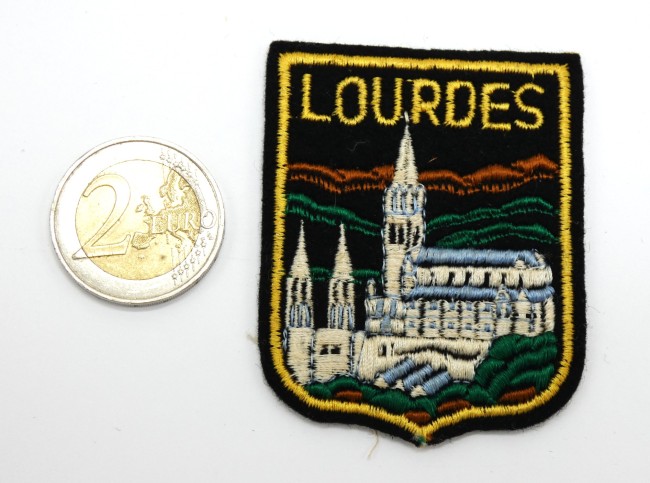 P1040493 Ecusson brodé ville cathédrale LOURDES