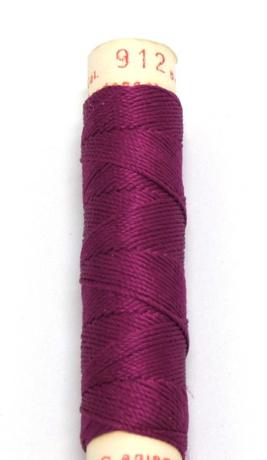 Une bobine de fil de soie à broder Gütermann C 912