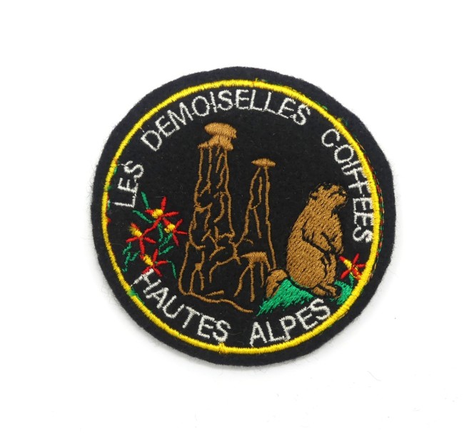 P1260136 Ecusson brodé Les demoiselles coiffées Hautes - Alpes