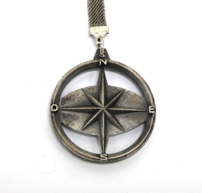 Ancien porte clé publicitaire en  métal rose des vents vêtements Sigrand