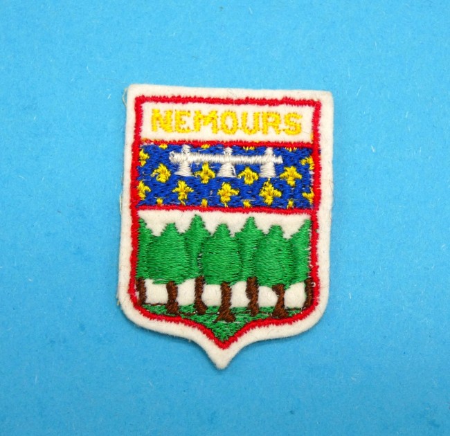P1100846 Petit écusson brodé ville NEMOURS