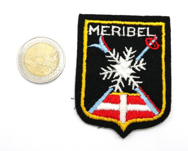 P1050011 Ecusson brodé ville MERIBEL flocon neige