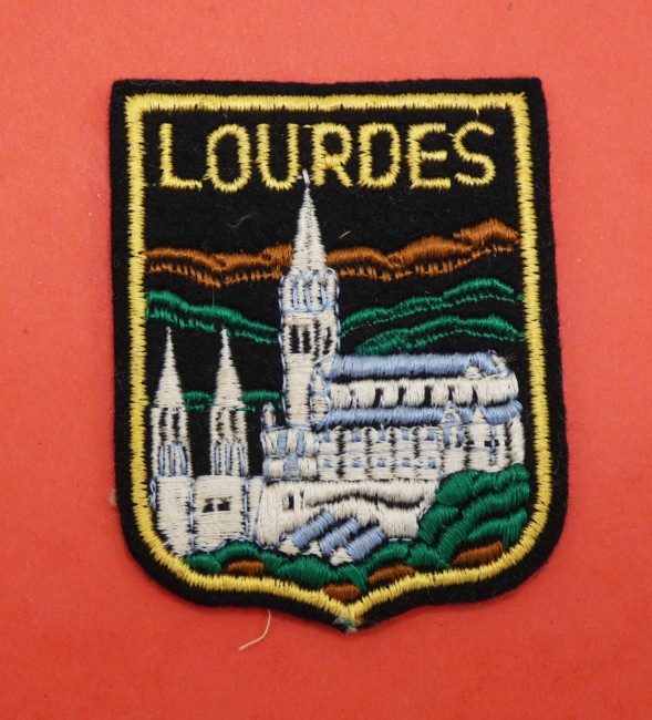 P1040495 Ecusson brodé ville cathédrale LOURDES