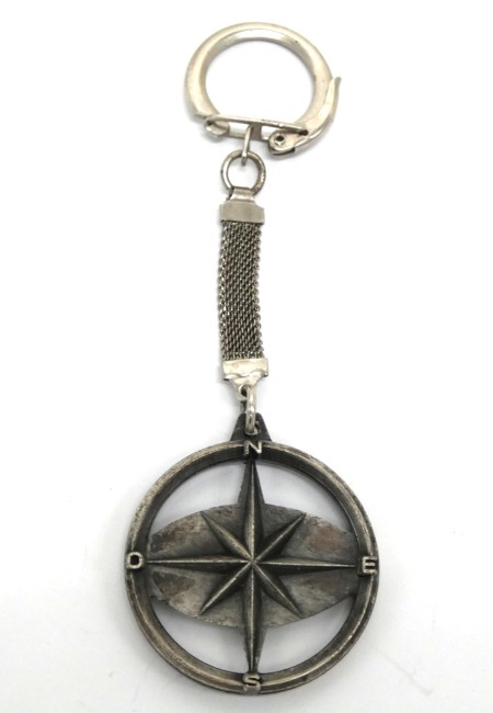 Ancien porte clé publicitaire en  métal rose des vents vêtements Sigrand