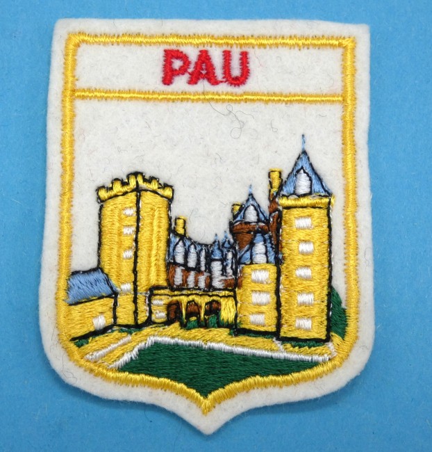 P1050001 Ecusson vintage brodé ville PAU