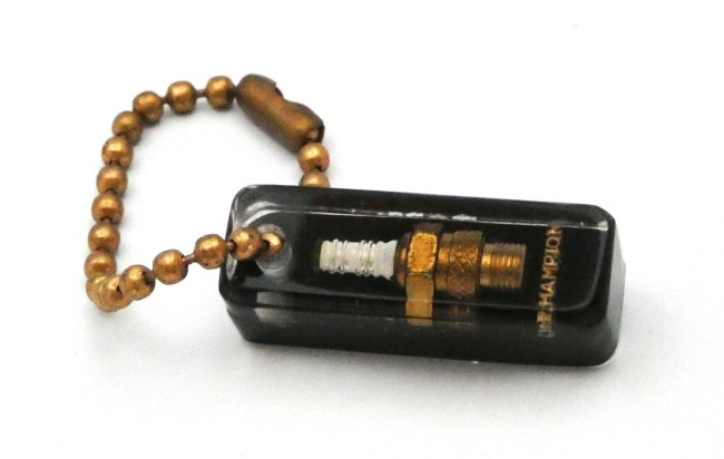 P1050131 Porte clé miniature bougie d 'allumage Champion inclusion