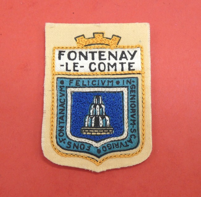 P1030251 Ecusson brodé ville FONTENAY - LE - COMTE