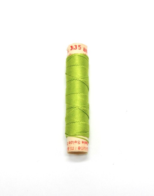 Une bobine de fil de soie à broder Gutermann C 335 - vert