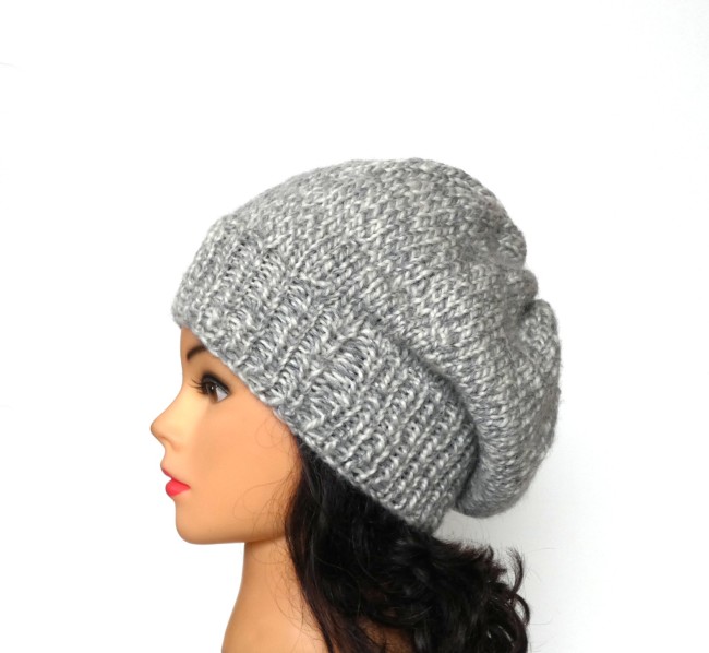 Béret gris/ blanc chiné en laine Bergère de France Alaska coloris gris et blanc chiné ( Hamster )