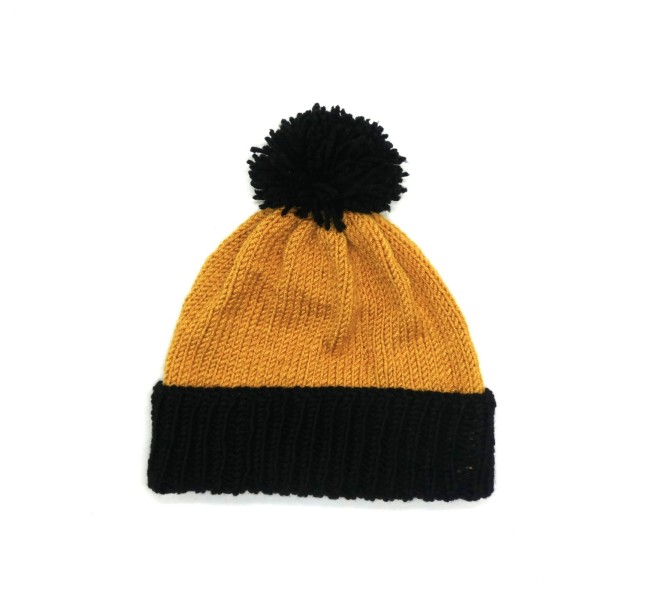 P1100965 Bonnet noir et moutarde avec pompon unisexe pour homme ou femme tricoté main