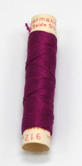 Une bobine de fil de soie à broder Gütermann C 912