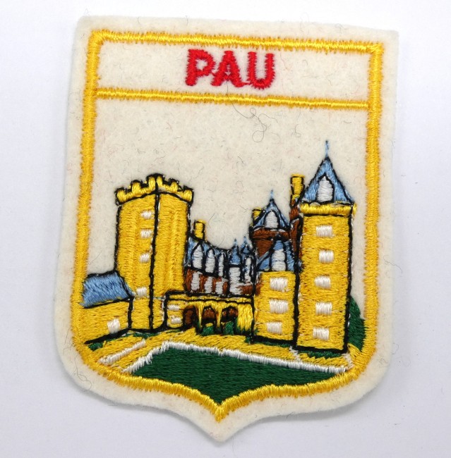 P1040996 Ecusson vintage brodé ville PAU
