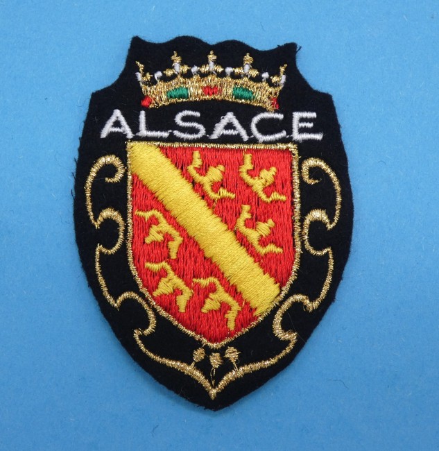 P1030759 Ecusson royal brodé ville Alsace