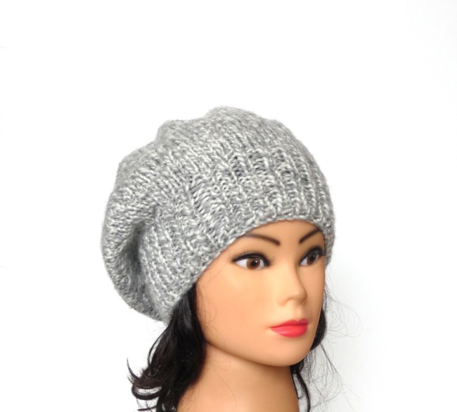 Béret gris/ blanc chiné en laine Bergère de France Alaska coloris gris et blanc chiné ( Hamster )