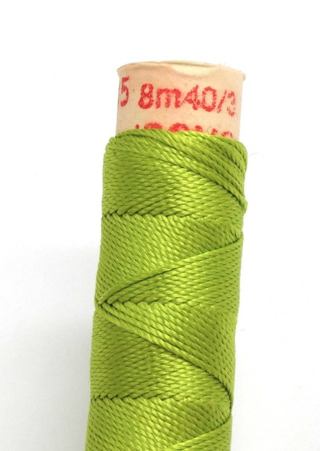 Une bobine de fil de soie à broder Gutermann C 335 - vert