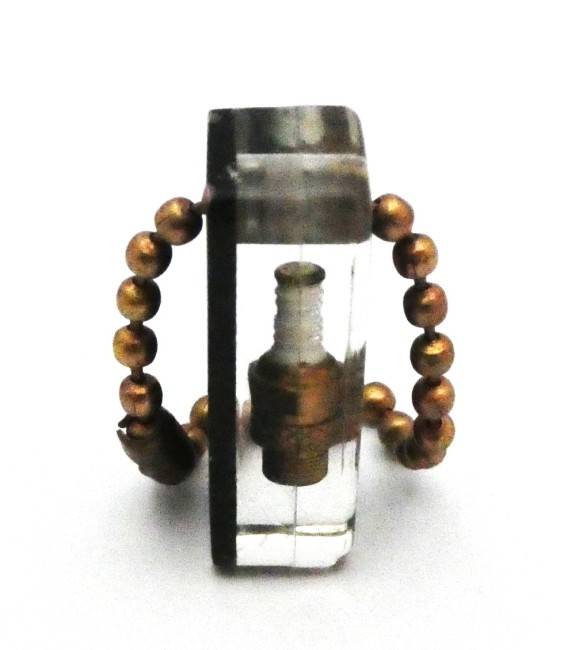 P1050137 Porte clé miniature bougie d 'allumage Champion inclusion