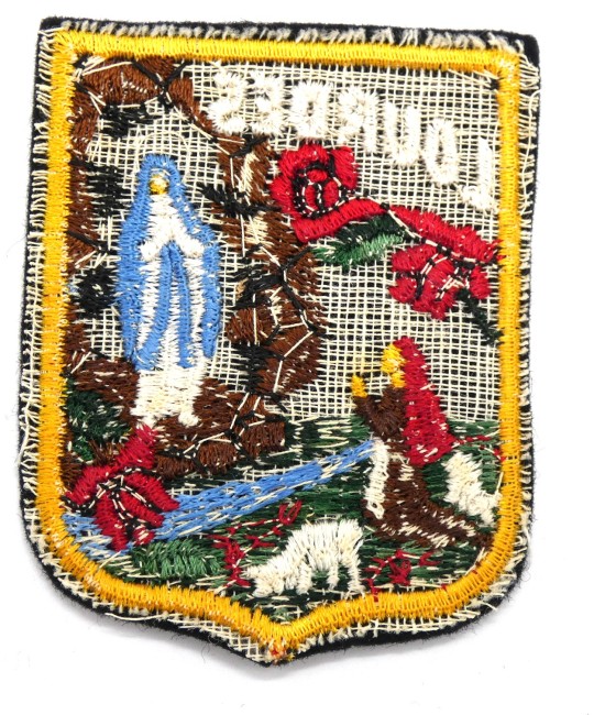 P1040500 Ecusson brodé Lourdes vierge Marie