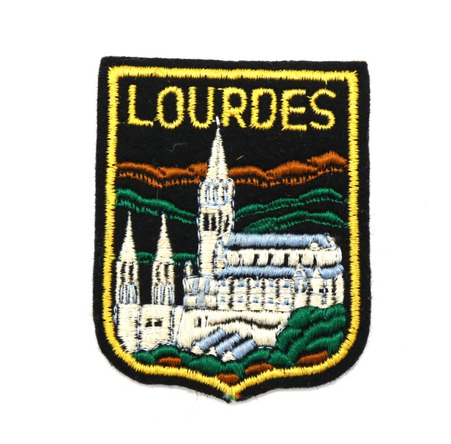 P1040492 Ecusson brodé ville cathédrale LOURDES
