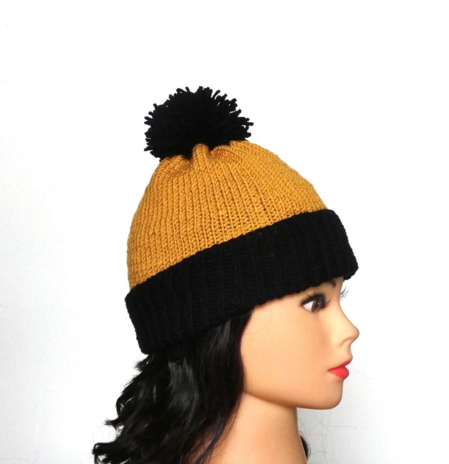 P1100962 Bonnet noir et moutarde avec pompon unisexe pour homme ou femme tricoté main
