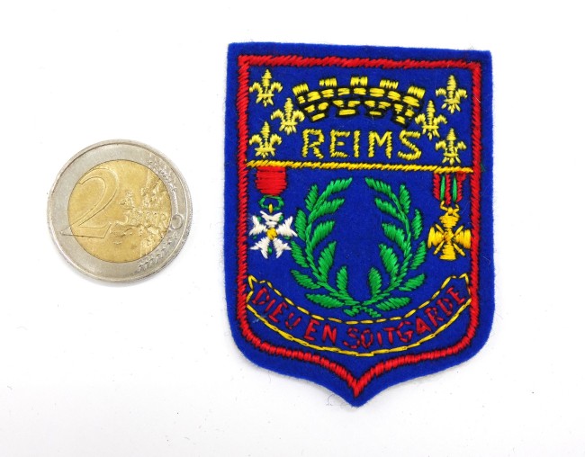P1010502 Ecusson feutrine brodé ville Reims