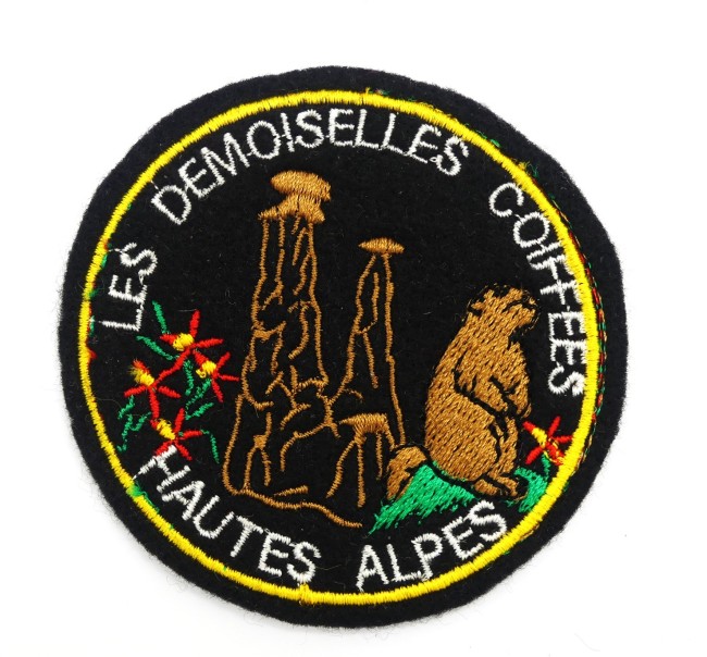P1260137 Ecusson brodé Les demoiselles coiffées Hautes - Alpes