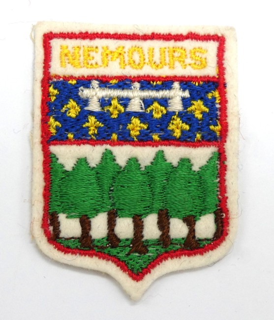 P1100843 Petit écusson brodé ville NEMOURS