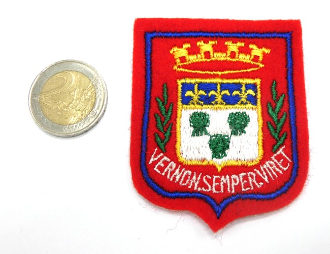 P1100288 Ecusson brodé ville Vernon Semper Viret