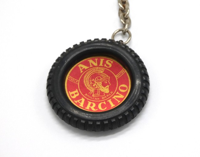 P1050963 Ancien Porte clé pneu publicitaire ANIS BARCINO