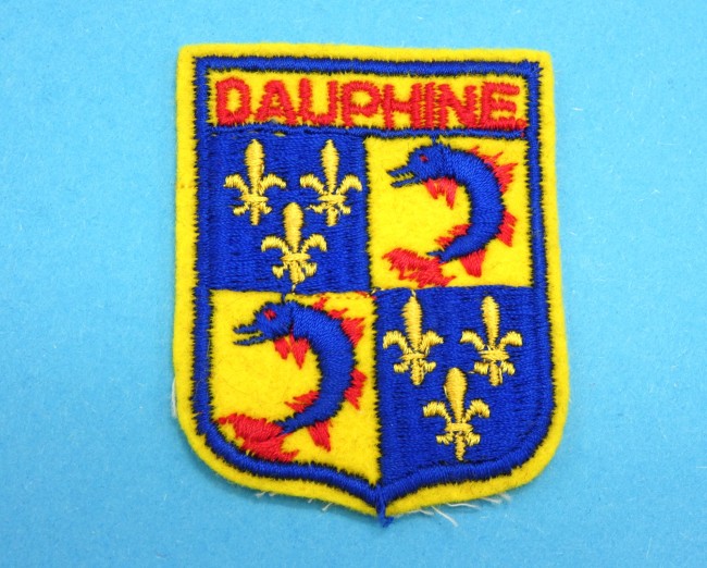 P1100629 Ecusson brodé ville DAUPHINE