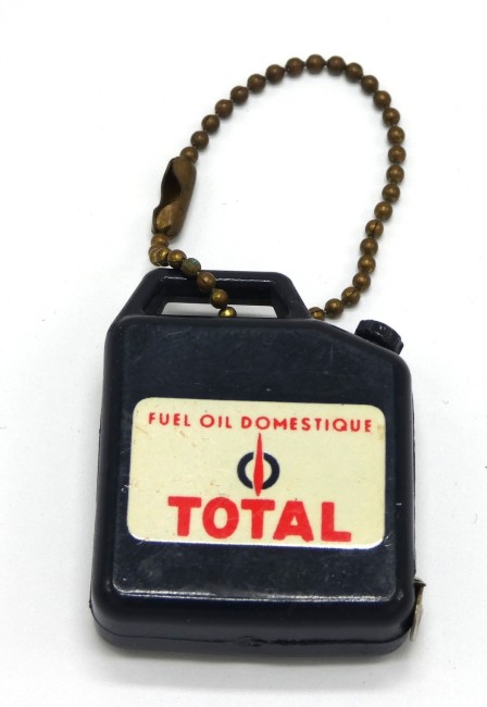 P1050177 Porte clé ancien bidon TOTAL Fuel Oil domestique