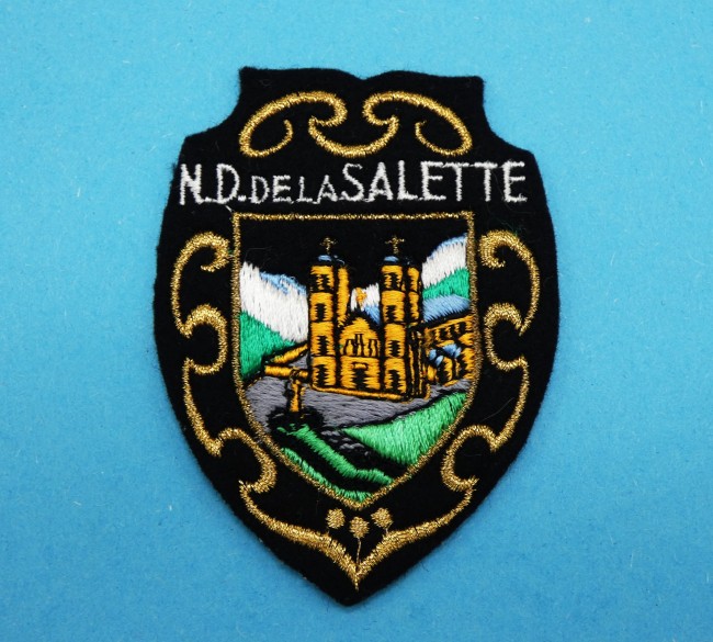 P1110810 Ecusson meresse brodé N.D de La Salette