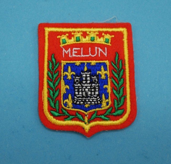 P1100920 Ecusson brodé ville Melun