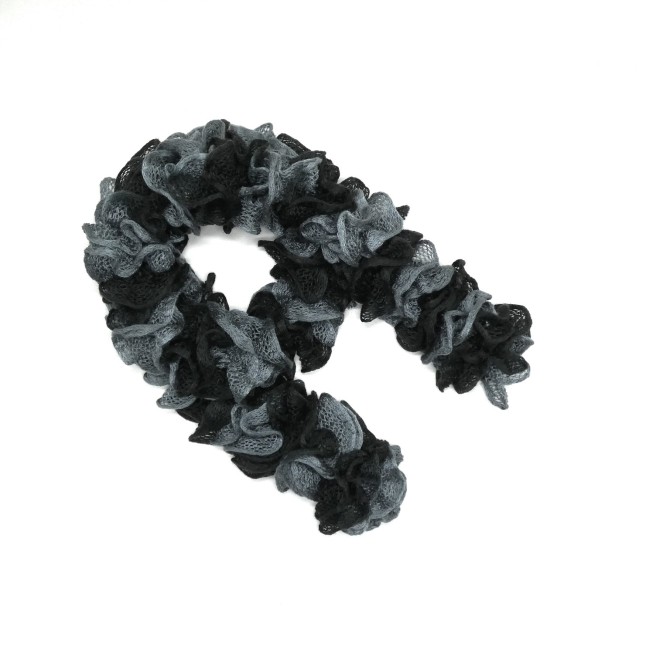 P1050048 Echarpe femme noir & grise froufrou